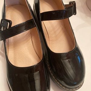 Black pumps platform